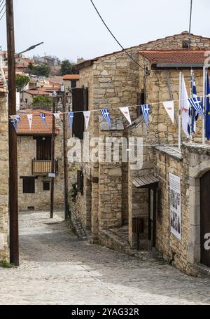 Lofou, Limassol District, Zypern, 24. März 2023, traditionelle schmale Gasse im Dorf, Europa Stockfoto