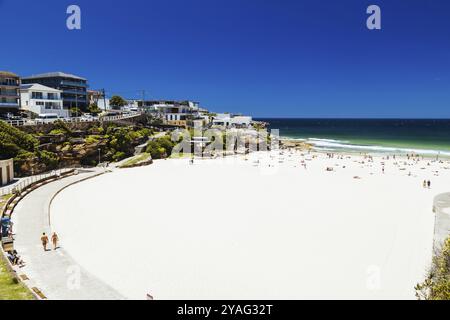 SYDNEY, AUSTRALIEN, 05. DEZEMBER 2023: Allgemeiner Blick in Richtung Tamarama Beach an einem warmen Sommertag in Sydney, New South Wales, Australien, Ozeanien Stockfoto