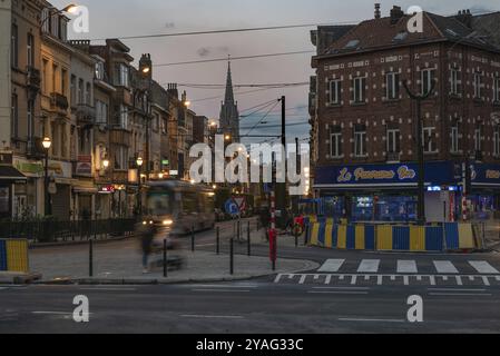 Laeken, Hauptstadt Brüssel, Belgien, 10 28 2020 Nacht Aufnahme einer Wohnstraße im Laeken-Borrow mit einer Straßenbahn, die vorbeifährt, Europa Stockfoto