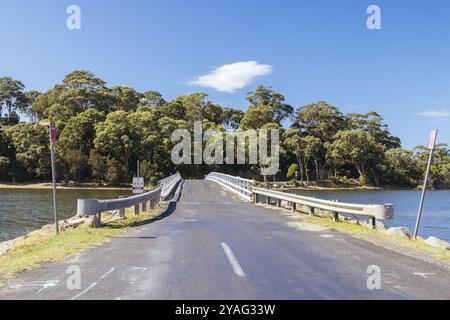 Die Wallaga Lake Bridge und die umliegende Landschaft in Bega Shire, New South Wales, Australien, Ozeanien Stockfoto