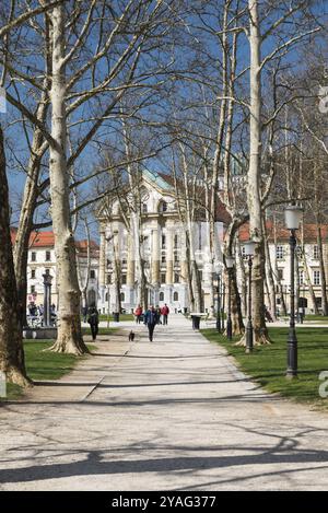 Ljubljana, Slowenien, 04 07 2018: Menschen gehen in den Parks der Altstadt, Europa Stockfoto