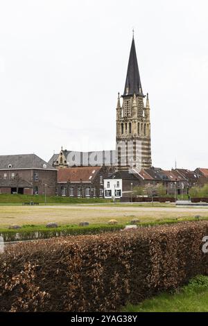 Sittard, Limburg, Niederlande, 04 08 2022, Blick über das Dorf und den Kirchturm, Europa Stockfoto