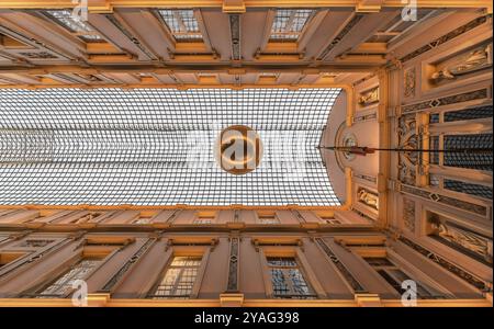 Brüssel Altstadt, Region Brüssel Hauptstadt, Belgien, 12 06 2019 Decke der Königlichen Galerien des Heiligen Hubertus im Jugendstil mit Weihnachten de Stockfoto