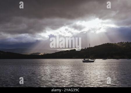 Blick auf die Landschaft von Port Huon bei Sonnenuntergang an einem kühlen Sommertag auf der südlichen Halbinsel in Huon Valley, Tasmanien, Australien, Ozeanien Stockfoto