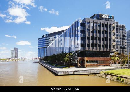 MELBOURNE, AUSTRALIEN, 31. OKTOBER 2021: Das ikonische Gebäude des ANZ Centre Melbourne in der Nähe der Webb Bridge im Docklands-Gebiet von Melbourne, Victoria, Austra Stockfoto