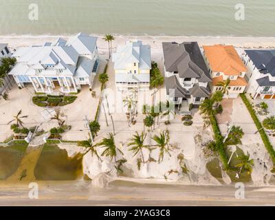 Luftbild Bonita Springs Beach Sand und Trümmer nach Hurrikan Milton 2024 Stockfoto