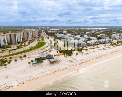 Luftbild Bonita Springs Beach Sand und Trümmer nach Hurrikan Milton 2024 Stockfoto