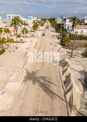 Luftbild Bonita Springs Beach Sand und Trümmer nach Hurrikan Milton 2024 Stockfoto