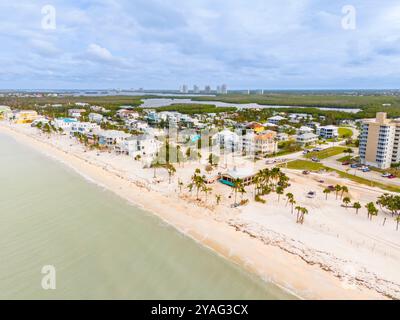 Luftbild Bonita Springs Beach Sand und Trümmer nach Hurrikan Milton 2024 Stockfoto