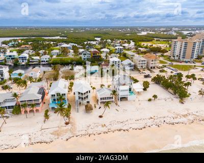 Luftbild Bonita Springs Beach Sand und Trümmer nach Hurrikan Milton 2024 Stockfoto