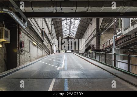 Brüssel, Belgien, 05 23 2018: Industrielle Garagenhalle des Kanal Centre Pompidou, heute Museum, Europa Stockfoto