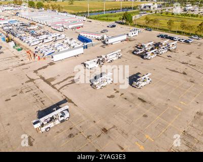 Hurricane Damage Restoration Elektritions mit Löffelwagen auf Abruf in Bonita Springs nach Hurrikan Milton 2024 Stockfoto