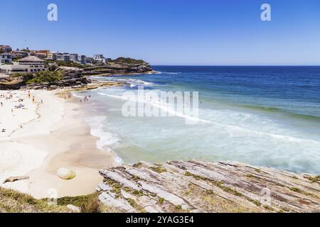 SYDNEY, AUSTRALIEN, 05. DEZEMBER 2023: Allgemeiner Blick in Richtung Tamarama Beach an einem warmen Sommertag in Sydney, New South Wales, Australien, Ozeanien Stockfoto