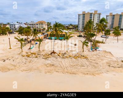 Luftbild Bonita Springs Beach Sand und Trümmer nach Hurrikan Milton 2024 Stockfoto