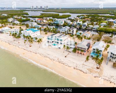 Luftbild Bonita Springs Beach Sand und Trümmer nach Hurrikan Milton 2024 Stockfoto