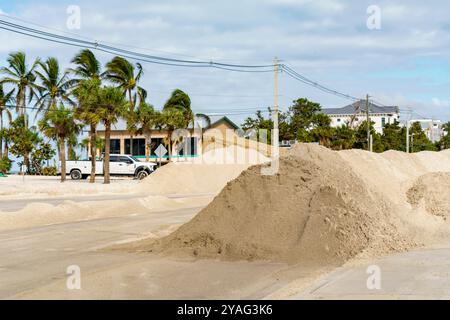 Sand stapelte sich auf, als die Crews Bonita Beach nach Hurrikan Milton 2024 säuberten Stockfoto