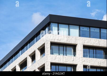 Brüssel Europäisches Viertel, Belgien, 15. März 2023, zeitgenössisches Design von Luxuswohnungen vor blauem Himmel, Europa Stockfoto