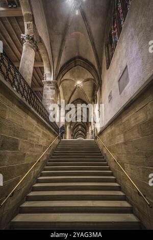 Echternach, das Großherzogtum Luxemburg, 04 14 2019, die Bögen, Decken und Innenarchitektur der Abtei Echternach Stockfoto