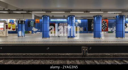 Brüssel Altstadt, Region Brüssel Hauptstadt, Belgien, 04 09 2020 Blaue Innenausstattung der U-Bahn-Station Heysel Heizel mit leeren Bahnsteigen während der Fahrt Stockfoto