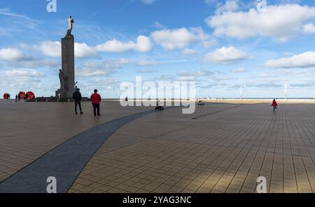 Ostende, Westflandern, Belgien, 10 26 2019 einheimische Touristen, die während der Herbstferien über den Albert I Platz und die Promenade spazieren, Europa Stockfoto