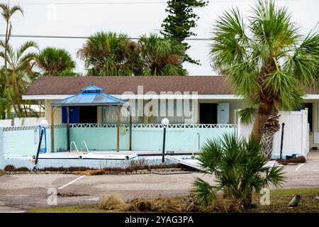 Die Motels am Bonita Beach sind überflutet und nach dem Sturm von Hurrikan Milton beschädigt worden Stockfoto