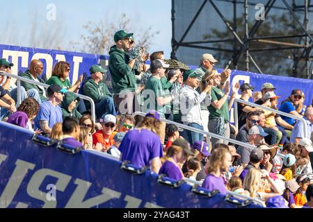 Seattle, Washington, USA. Oktober 2024. DIE FANS VON Michigan State feuern ihr Team an, nachdem sie in der 1. Spielhälfte ein Tor erzielt haben: University of Washington vs Michigan State, 2:0. (Kreditbild: © Melissa Levin/ZUMA Press Wire) NUR REDAKTIONELLE VERWENDUNG! Nicht für kommerzielle ZWECKE! Stockfoto