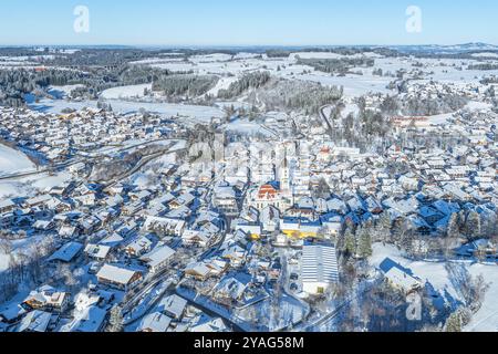 Blick auf den Wintersportort Nesselwang am Rande der Alpen im Allgäu an einem schönen Winternachmittag Stockfoto