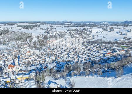 Blick auf den Wintersportort Nesselwang am Rande der Alpen im Allgäu an einem schönen Winternachmittag Stockfoto