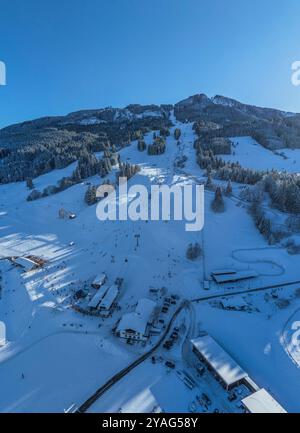 Blick auf den Wintersportort Nesselwang am Rande der Alpen im Allgäu an einem schönen Winternachmittag Stockfoto