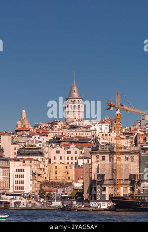 Istanbul, Turkiye - 8. Oktober 2024: Blick auf den Galata-Turm, das antike Gebäude und eines der bedeutendsten Wahrzeichen von Istanbul, in Beyoglu Stockfoto