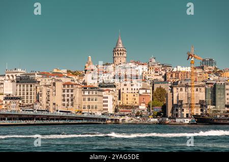 Istanbul, Turkiye - 8. Oktober 2024: Blick auf den Galata-Turm, das antike Gebäude und eines der bedeutendsten Wahrzeichen von Istanbul, in Beyoglu Stockfoto