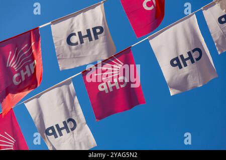 Istanbul, Turkiye - 8. Oktober 2024: Banner und Flaggen der Republikanischen Volkspartei CHP, einer kemalistischen und sozialdemokratischen politischen Partei in der Türkei. Stockfoto