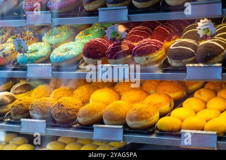 Istanbul, Turkiye - 8. OKT 2024: Verschiedene Arten von Donuts auf einem Dessertbuffet in Istanbul. Stockfoto