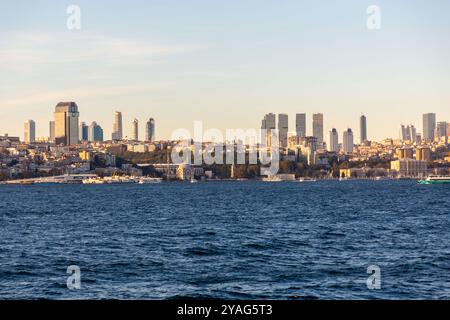 Istanbul, Turkiye - 8. OKT 2024: Blick auf die Skyline von Istanbul aus der Mitte des Bosporus, Wohngebäude, Geschäftstürme und Moscheen Stockfoto