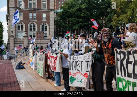 Manhattan, Usa. Oktober 2024. Pro-palästinensische Studenten marschieren während der Kundgebung vor dem Alma-Mater-Gebäude der Columbia University. Im Innenhof der Universität fand ein pro-palästinensischer marsch und eine Kundgebung statt. Mehr als zweihundert Kolumbien-Studenten marschierten um die Universitätsbibliothek herum und trafen sich an der unteren Treppe des ersten Jahrestages des israelisch-palästinensischen Konflikts im Oktober 7/2023 auf. Quelle: SOPA Images Limited/Alamy Live News Stockfoto