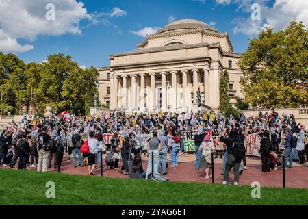 Manhattan, Usa. Oktober 2024. Pro-palästinensische Studenten sammeln sich vor den unteren Stufen der Columbia University. Im Innenhof der Universität fand ein pro-palästinensischer marsch und eine Kundgebung statt. Mehr als zweihundert Kolumbien-Studenten marschierten um die Universitätsbibliothek herum und trafen sich an der unteren Treppe des ersten Jahrestages des israelisch-palästinensischen Konflikts im Oktober 7/2023 auf. Quelle: SOPA Images Limited/Alamy Live News Stockfoto