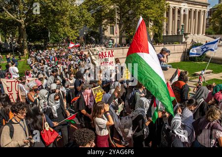 Manhattan, Usa. Oktober 2024. Pro-palästinensische Kolumbien Studenten marschieren durch den Innenhof der Universität. Im Innenhof der Universität fand ein pro-palästinensischer marsch und eine Kundgebung statt. Mehr als zweihundert Kolumbien-Studenten marschierten um die Universitätsbibliothek herum und trafen sich an der unteren Treppe des ersten Jahrestages des israelisch-palästinensischen Konflikts im Oktober 7/2023 auf. Quelle: SOPA Images Limited/Alamy Live News Stockfoto