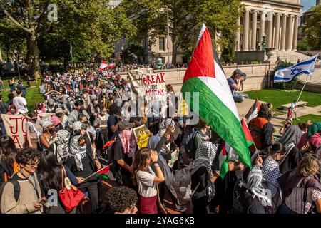 Manhattan, Usa. Oktober 2024. Pro-palästinensische Kolumbien Studenten marschieren durch den Innenhof der Universität. Im Innenhof der Universität fand ein pro-palästinensischer marsch und eine Kundgebung statt. Mehr als zweihundert Kolumbien-Studenten marschierten um die Universitätsbibliothek herum und trafen sich an der unteren Treppe des ersten Jahrestages des israelisch-palästinensischen Konflikts im Oktober 7/2023 auf. (Foto: Roy de La Cruz/SOPA Images/SIPA USA) Credit: SIPA USA/Alamy Live News Stockfoto