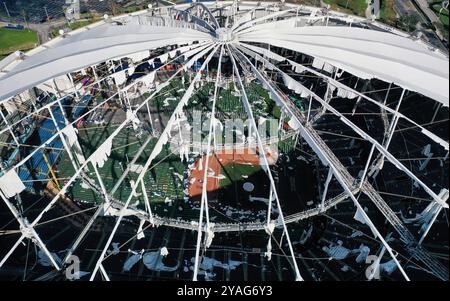 St. Petersburg, Usa. Oktober 2024. (ANMERKUNG DER REDAKTION: Bild mit Drohne) in dieser Luftansicht ist das Kuppeldach auf dem Tropicana Field, der Heimat der Tampa Bay Rochen, in Fetzen von Hurrikan Miltonís starken Winden in St. Petersburg zu sehen. Der Sturm zog am 10. Oktober 2024 durch das Gebiet und landete als Kategorie-3-Hurrikan in Siesta Key, Florida. (Foto: Paul Hennessy/SOPA Images/SIPA USA) Credit: SIPA USA/Alamy Live News Stockfoto