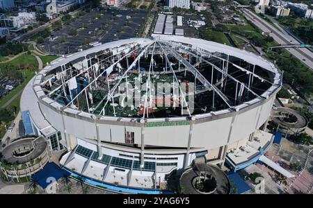 St. Petersburg, Usa. Oktober 2024. (ANMERKUNG DER REDAKTION: Bild mit Drohne) in dieser Luftansicht ist das Kuppeldach auf dem Tropicana Field, der Heimat der Tampa Bay Rochen, in Fetzen von Hurrikan Miltonís starken Winden in St. Petersburg zu sehen. Der Sturm zog am 10. Oktober 2024 durch das Gebiet und landete als Kategorie-3-Hurrikan in Siesta Key, Florida. (Foto: Paul Hennessy/SOPA Images/SIPA USA) Credit: SIPA USA/Alamy Live News Stockfoto