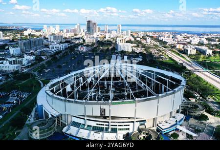 St. Petersburg, Usa. Oktober 2024. (ANMERKUNG DER REDAKTION: Bild mit Drohne) in dieser Luftansicht ist das Kuppeldach auf dem Tropicana Field, der Heimat der Tampa Bay Rochen, in Fetzen von Hurrikan Miltonís starken Winden in St. Petersburg zu sehen. Der Sturm zog am 10. Oktober 2024 durch das Gebiet und landete als Kategorie-3-Hurrikan in Siesta Key, Florida. (Foto: Paul Hennessy/SOPA Images/SIPA USA) Credit: SIPA USA/Alamy Live News Stockfoto