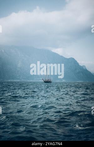 Segelschiff auf ruhigem Wasser Stockfoto