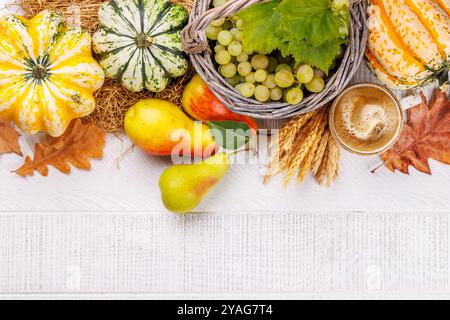 Speisen im Herbst-Stil mit Kaffee, Kürbissen, Trauben und Herbstblättern auf einem Tisch für eine gemütliche, saisonale Atmosphäre. Enthält Kopierraum f Stockfoto