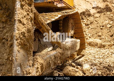 Ein Planierraupenarbeiter baut auf einer tropischen Insel ein Wasserversorgungssystem. Lockerer Boden Stockfoto