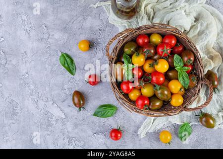 Mehrfarbige Tomaten im Korb. Verschiedene Arten frischer Tomaten Stockfoto