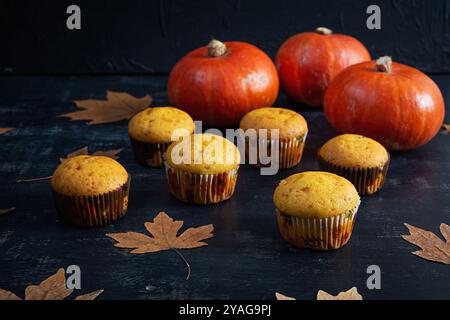 Kürbis- und Schokoladenmuffins oder Cupcakes. Halloween Deko mit Muffins. Herbstdessert Stockfoto