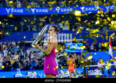 Wuhan, China. 13. Oktober 2024. Aryna Sabalenka aus Weißrussland behauptet den letzten Titel der Frauen, nachdem sie am 13. Oktober 2024 bei den Wuhan Open in Wuhan, der Hauptstadt der zentralchinesischen Provinz Hubei, Zheng Qinwen aus China 2-1 besiegt hatte. Quelle: Zhang Chang/China News Service/Alamy Live News Stockfoto