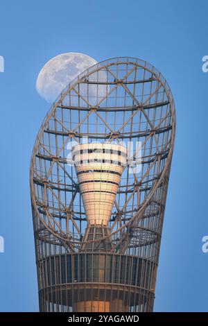 Der Fackelturm in Doha vom Aspire Park, Katar aus gesehen. Stockfoto