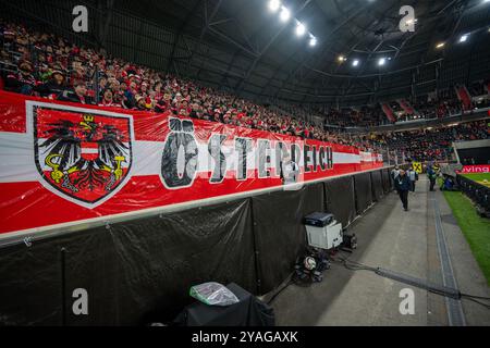 Österreichische Fußballfans während des UEFA Nations League Fußballspiels zwischen Österreich gegen Norwegen, am Sonntag 13. Oktober 2024 in der Raiffeisen Arena in Linz // österreichische Fußballfans beim Fußball-Spiel der UEFA Nations League zwischen Österreich und Norwegen am Sonntag, den 13. Oktober 2024 in der Raiffeisen Arena in Linz. - 20241013 PD6704 Credit: APA-PictureDesk/Alamy Live News Stockfoto