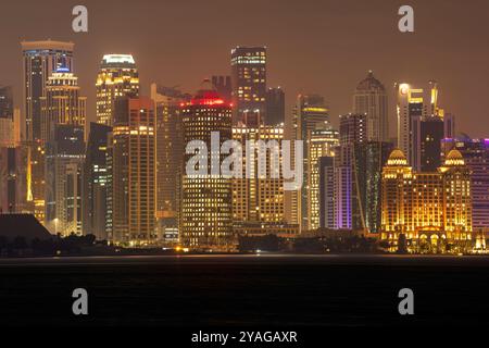 Nachtblick auf die Skyline von Doha im Sommer von Corniche Stockfoto